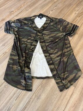 Forever 21 Men's Green Camo Short Sleeve Button-Up